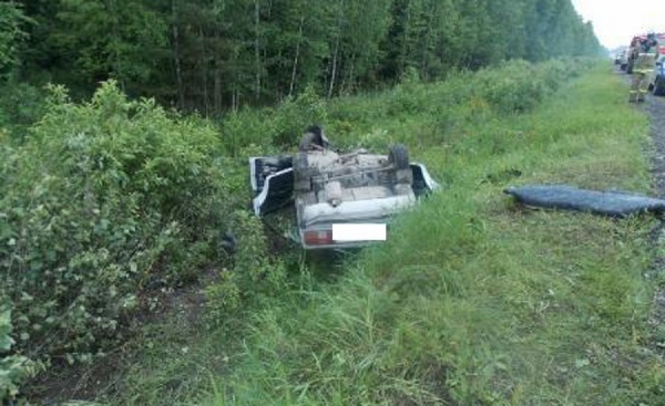 На Серовском тракте водитель «пятерки» уснул за рулем и перевернулся. Погиб пассажир - Фото 1
