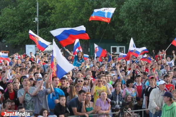 Шесть тысяч болельщиков переживали за сборную России по футболу под открытым небом - Фото 1