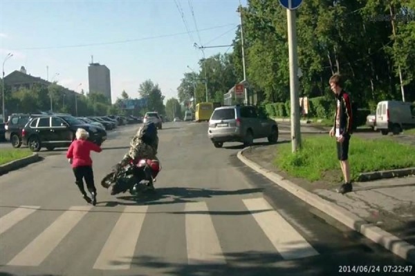 На пешеходном переходе мотоциклист наехал на женщину. ВИДЕО  - Фото 1