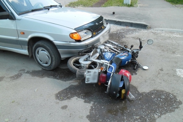 В Верхнем Тагиле в ДТП мотоциклист сломал ногу - Фото 1