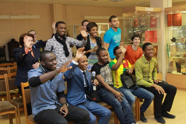 Студенты-горняки из Гвинеи сегодня будут болеть «за своих» в фан-зоне ФИФА в ЦПКиО - Фото 1