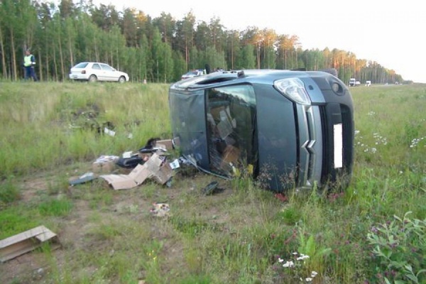 На автодороге Екатеринбург—Тюмень столкнулись две иномарки. Пострадали три человека - Фото 1