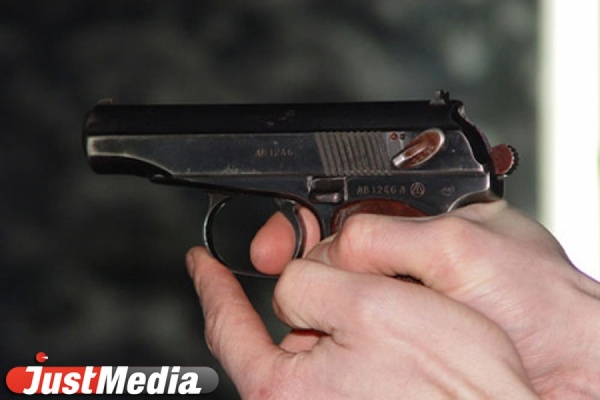 В Екатеринбурге сотрудники полиции изъяли у приезжего самодельный пистолет - Фото 1