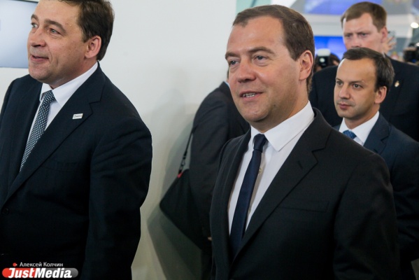 Медведев на ИННОПРОМе осмотрел инновационный трамвай и попросил значок ветерана выставки - Фото 1