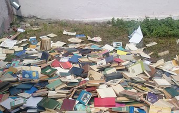 В центре Екатеринбурга появилась свалка из сотни книг  - Фото 1