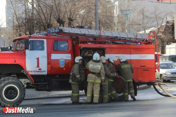 В Екатеринбурге в ДТП грузовику пробило бензобак. На месте работает МЧС - Фото 1