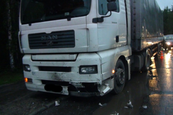 В Екатеринбурге водитель грузовика протаранил легковушку с семьей из трех человек - Фото 1