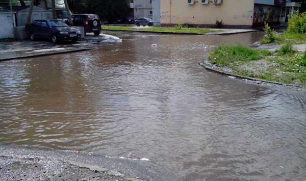 Первые результаты опрессовок в Екатеринбурге: улица Белинского превратилась в мини-аквапарк - Фото 1