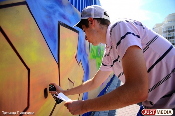 «Стенограффия-2014»: в Екатеринбурге появилась футбольная галерея уличного искусства - Фото 1