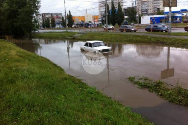 В Каменске-Уральском машины из-за проливного дождя тонут прямо на проезжей части - Фото 1