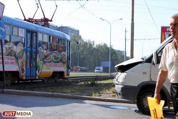 В Екатеринбурге из-за ДТП на Гагарина встали трамваи  - Фото 1