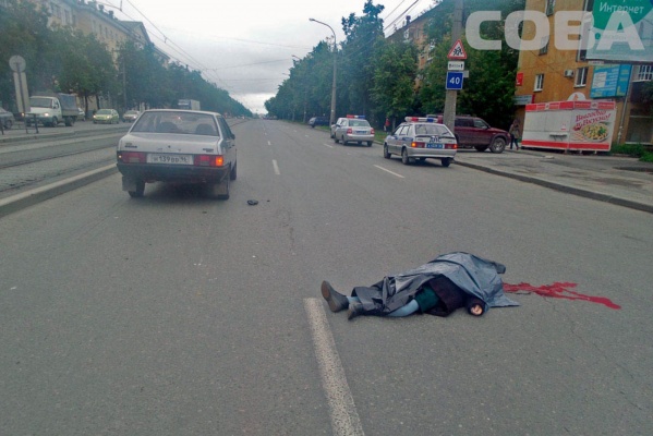 На Машиностроителей водитель автомобиля «ВАЗ-2199» насмерть сбил  женщину-пешехода - Фото 1