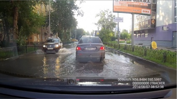 В Екатеринбурге в переулке Красный из-под земли бил фонтан холодной воды - Фото 1