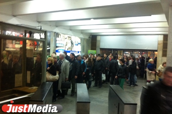 Срочно! Саперы оцепили часть перрона станции метро «Площадь 1905 года» - Фото 1
