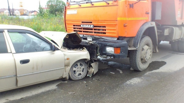 В Екатеринбурге водитель грузовика угодил под КамАЗ. Есть пострадавшие - Фото 1