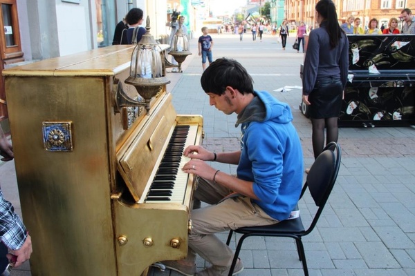 На улице Вайнера установили разукрашенные пианино. Теперь каждый желающий может на них поиграть - Фото 1