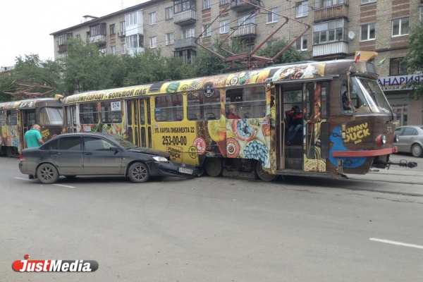 На Луначарского трамвай снес бампер Митсубиси - Фото 1