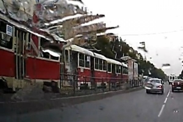 На Машиностроителей трамвай протаранил своего собрата. Очевидцы: «Он просто не стал тормозить» - Фото 1