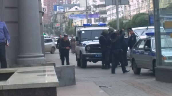 Вооруженные полицейские оцепили здание банка в центре Екатеринбурга - Фото 1
