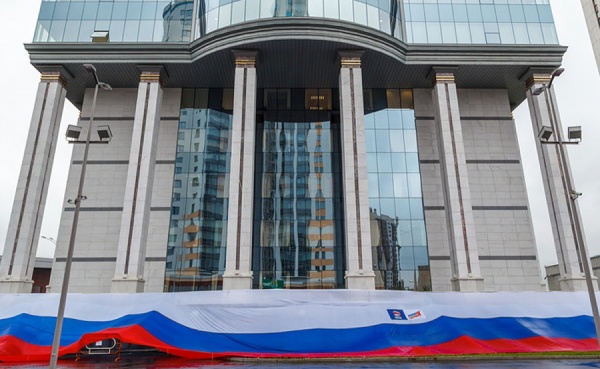 В День российского флага свердловские чиновники решили изволочить триколор по траве и асфальту - Фото 1
