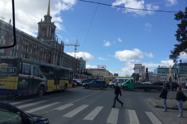 Возле мэрии снова сломался светофор. Перекресток Ленина – 8 марта стоит во все стороны - Фото 1