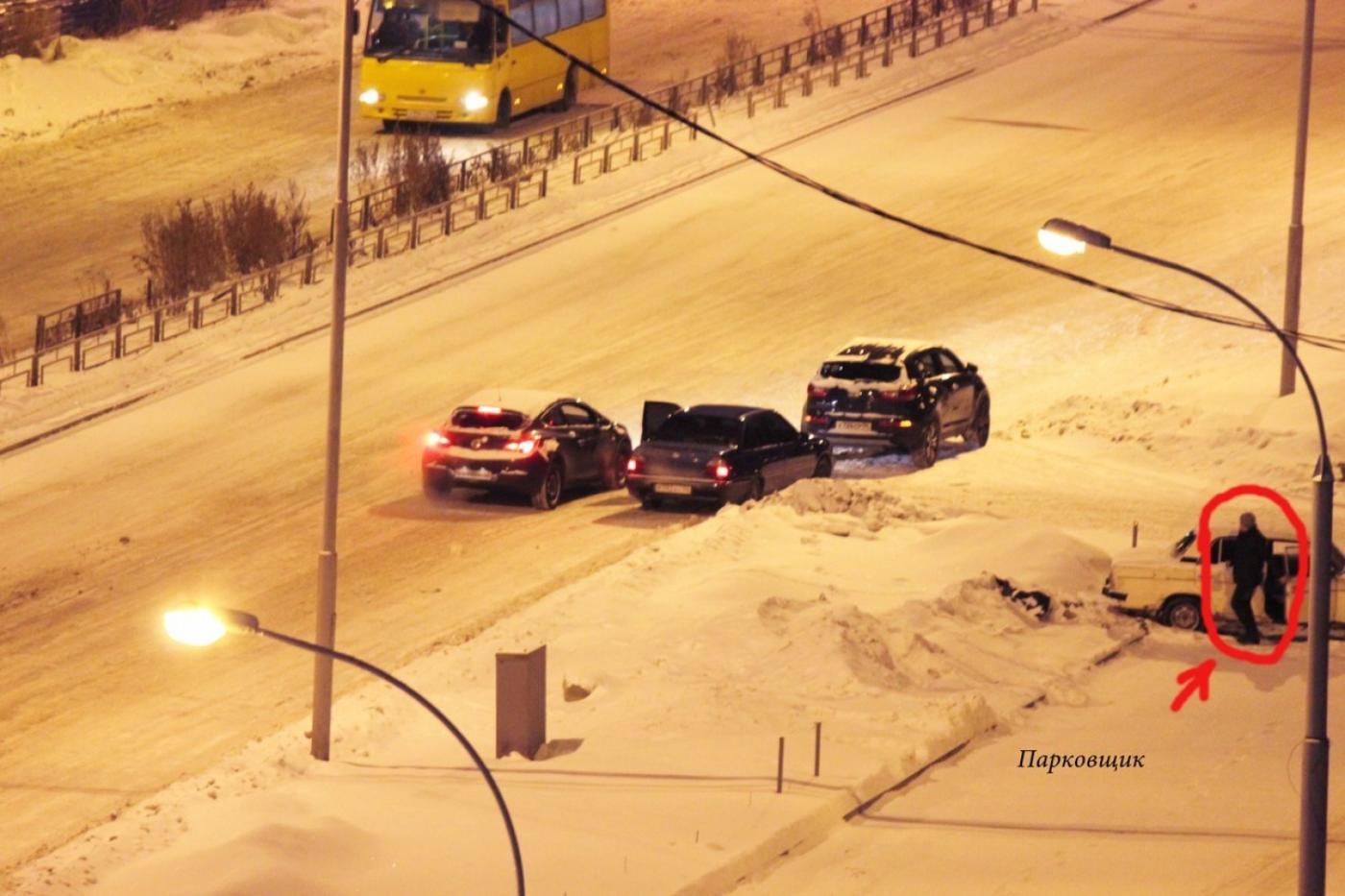 Нелегальная парковка в Академическом продолжила свое существование даже после визита полицейских - Фото 1