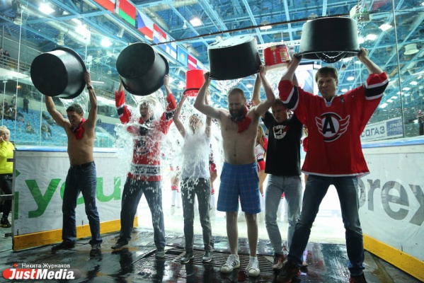 «У вас есть 24 часа!» — болельщики «Автомобилиста» приняли участие в Ice Bucket Challenge - Фото 1