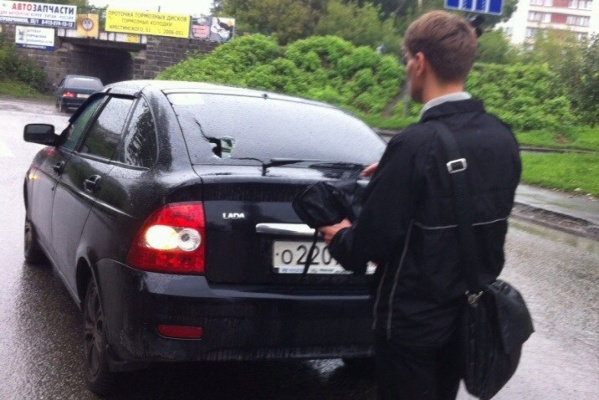 В Екатеринбурге разъяренный пешеход, вооруженный зонтом, разбил автомобиль. ФОТО - Фото 1
