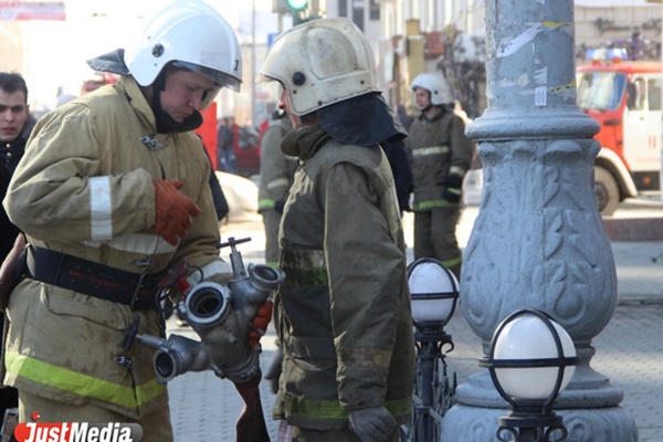 В Екатеринбурге горел офисник на Сони Морозовой. Из здания эвакуировали 45 человек. - Фото 1