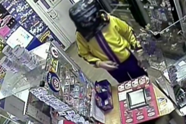 Житель Екатеринбурга с мешком на голове пытался ограбить торговый павильон. ВИДЕО - Фото 1