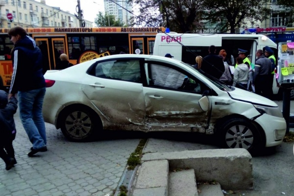 На Луначарского «Форд» вытолкнул с проезжей части «Киа». ФОТО - Фото 1
