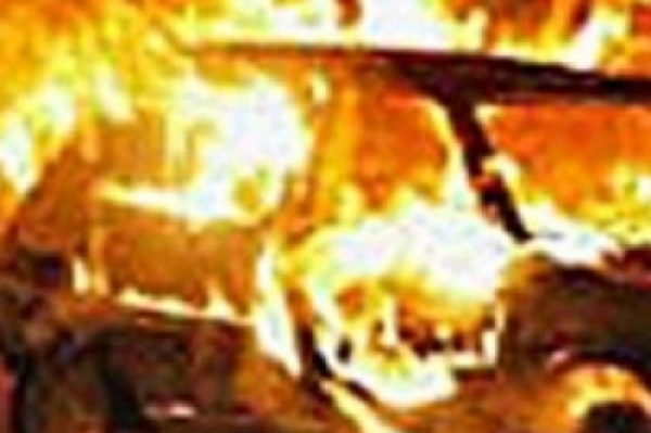 На Южной сгорел налетевший на бордюр Hyundai. ВИДЕО - Фото 1