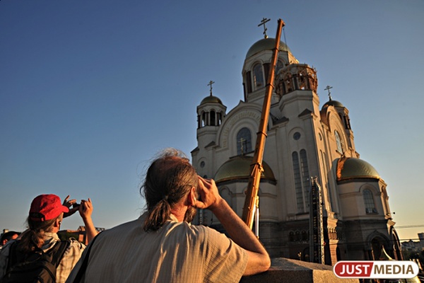 В Екатеринбург приезжают мощи святого эмигранта, который защищает от авиакатастроф и банкротств - Фото 1