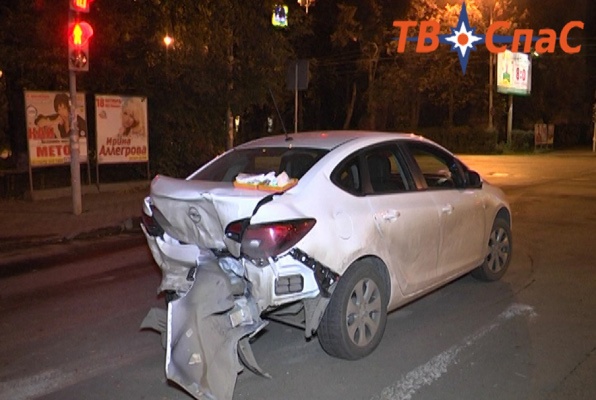 В Екатеринбурге водитель  Toyota протаранил иномарку и снес шлагбаум. Есть пострадавшие - Фото 1