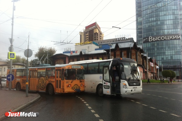 Возле Центральной гостиницы рейсовый автобус прижал троллейбус. Со стороны Ленина огромная пробка. ФОТО - Фото 1