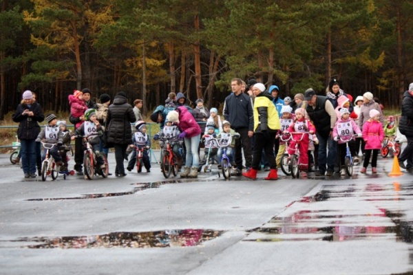 В Каменске-Уральском прошли самые масштабные гонки на беговелах среди дошколят    - Фото 1