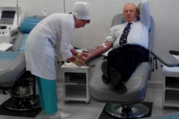 Эдуард Россель стал донором крови в канун своего Дня Рождения - Фото 1