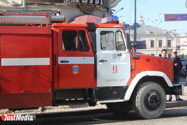 В Екатеринбурге горела иномарка. ВИДЕО - Фото 1