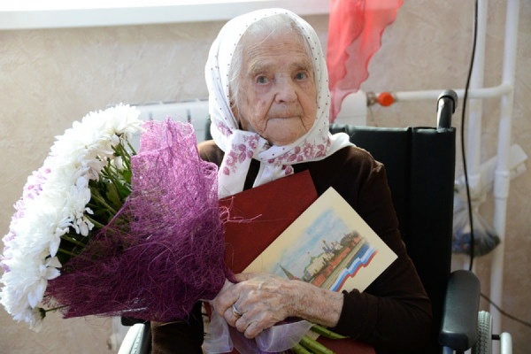 «Мне стыдно говорить, но чувствую себя хорошо». Долгожительница из Екатеринбурга отпраздновала 105-летний юбилей - Фото 1