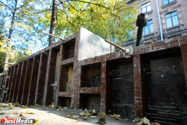 Общественная палата Екатеринбурга закрыла глаза на строительство забора вокруг здания штаба ЦВО - Фото 1