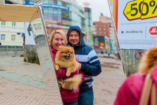 В центре Екатеринбурга установили гигантское зеркало, отражающее жизнь города - Фото 1