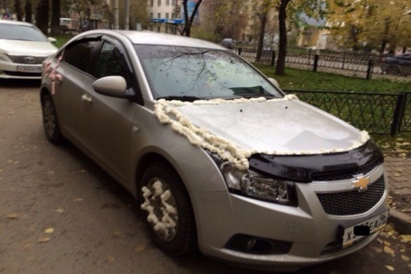 В Екатеринбурге пешеход залил автомобиль монтажной пеной - Фото 1