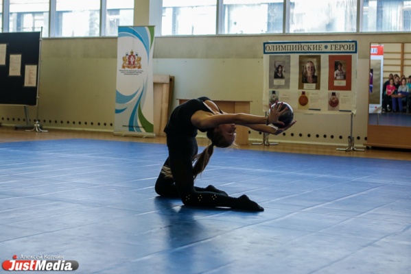 На соревнованиях по художественной гимнастике Екатеринбург собрал 360 спортсменок со всей России - Фото 1