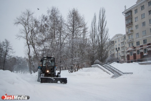 Коммунальщики Екатеринбурга продолжают бороться со снегом. На улицах работает 211 единиц техники  - Фото 1