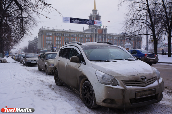 Свердловские автомобилисты могут дополнительно защитить себя в аварийный период с помощью страховки - Фото 1