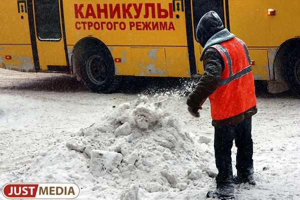 Прошлой ночью снежному натиску в Екатеринбурге противостояли 320 единиц техники - Фото 1