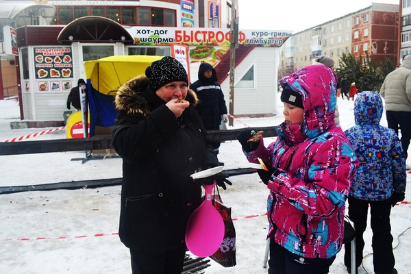 Жители Каменска-Уральского съели многометровый горячий хачапури - Фото 1