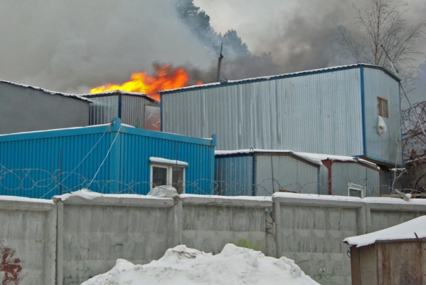 В Екатеринбурге горит строительная площадка - Фото 1
