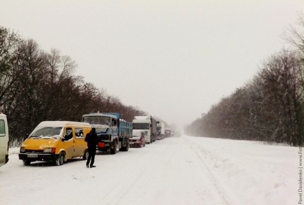 Свердловский министр транспорта борется со снегопадом на Серовском тракте совещаниями - Фото 1