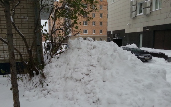 В Екатеринбурге УК бизнес-центра могут оштрафовать за кучу снега под окнами жильцов многоэтажки - Фото 1